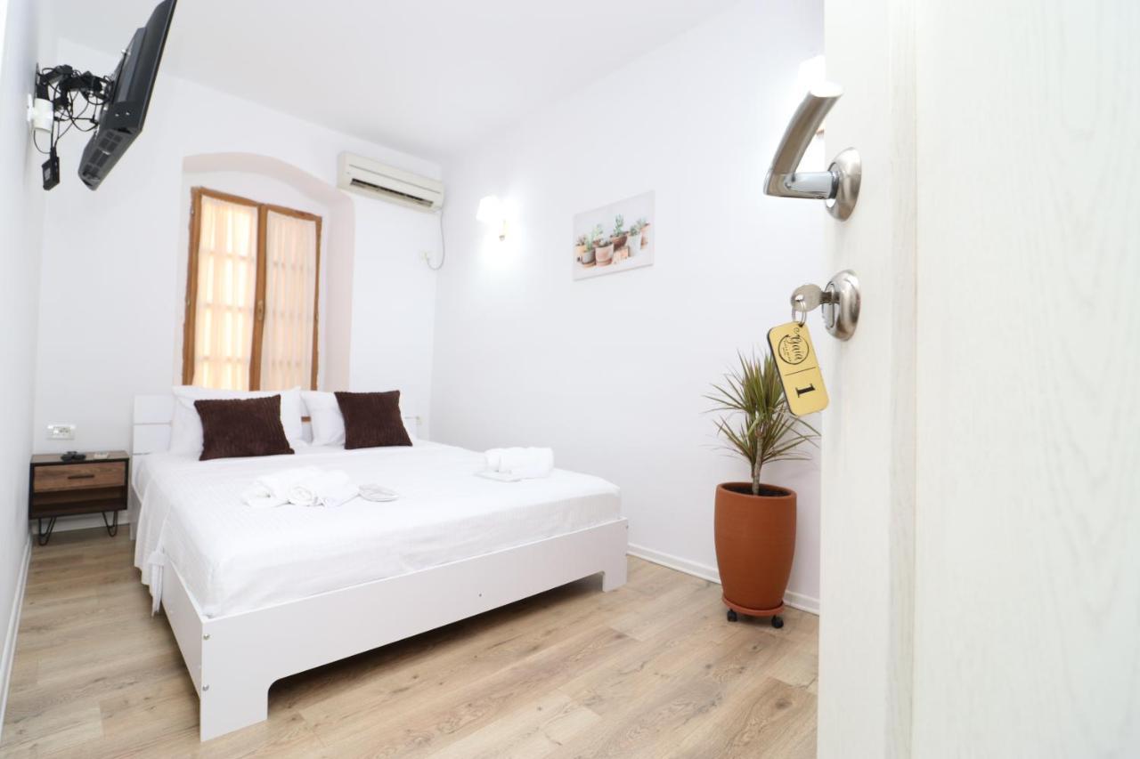 Gaia Bed and Breakfast Vlorë Exteriör bild
